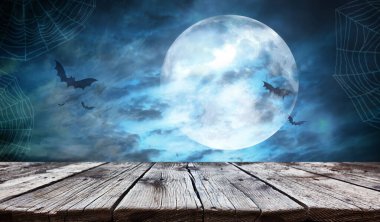 Boş ahşap masa - Cadılar Bayramı arka planı