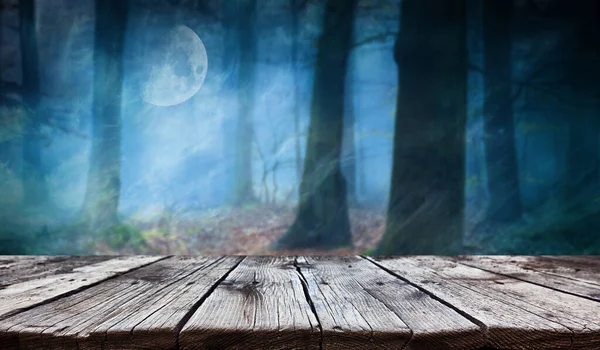 Boş ahşap masa - Cadılar Bayramı arka planı — Stok fotoğraf