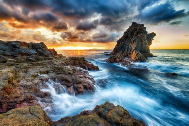 Deniz kıyısında güzel bir yaz günbatımı