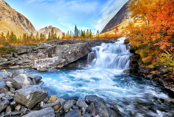 Schöne Herbstlandschaft mit gelben Bäumen und Wasserfall — Stockfoto