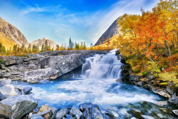 Hermoso paisaje otoñal con árboles amarillos y cascada —  Fotos de Stock