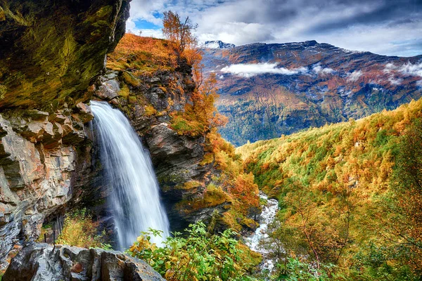 Beautifull waterfall in autumn scenery — Zdjęcie stockowe