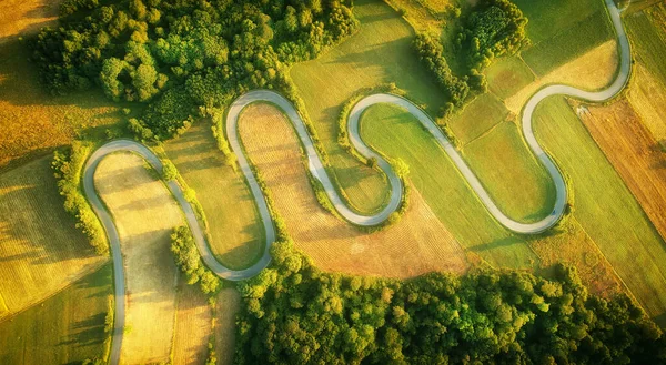 Drone εναέρια άποψη - θυελλώδης δρόμος το καλοκαίρι — Φωτογραφία Αρχείου