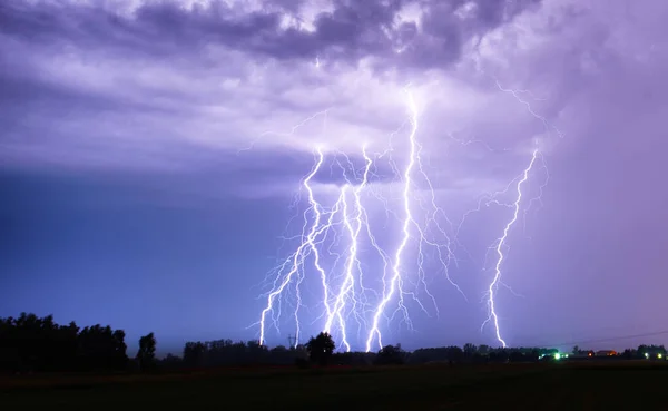 Gök gürültülü fırtına - şiddetli fırtınalı gece manzarası — Stok fotoğraf