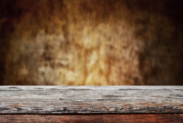Пустой старый деревянный стол — стоковое фото