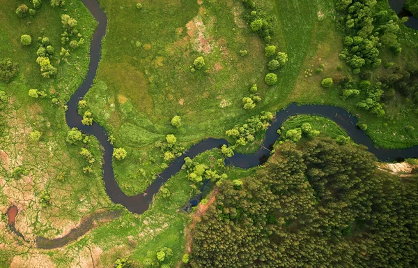 Letecká krajina - divoká řeka v létě — Stock fotografie