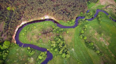 Hava manzarası - Yazın vahşi nehir