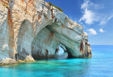 Zakynthos adasındaki mavi mağaralar - Yunanistan