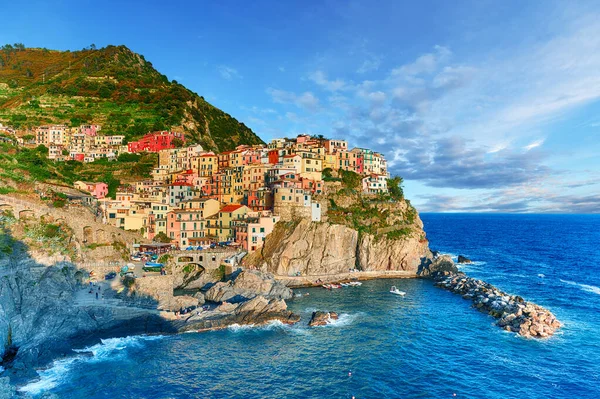 Famosa città di Manarola in Italia - Cinque Terre, Liguria — Foto Stock