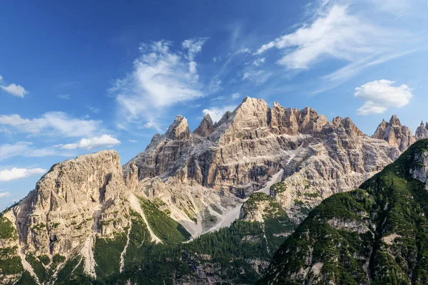 蓝云天上的意大利阿尔卑斯山景观 — 图库照片