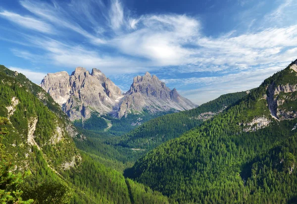 Τοπίο της ιταλικής Άλπεις πάνω από μπλε συννεφιασμένο ουρανό — Φωτογραφία Αρχείου