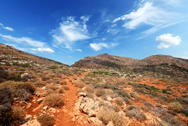 Landskap av stenig öken över blå himmel — Stockfoto