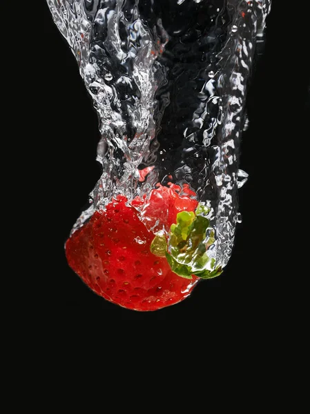 Fragole in acqua su fondo nero — Foto Stock