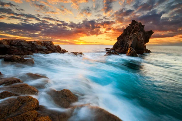 Belo nascer do sol na costa oceânica — Fotografia de Stock
