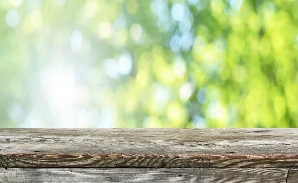 Leerer Holztischhintergrund für Displaymontagen — Stockfoto