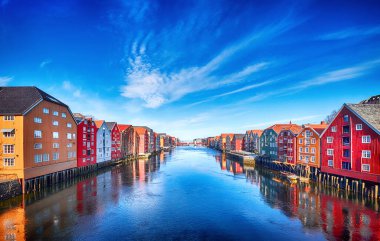 Trondheim, Norveç 'te deniz üzerinde renkli evler.