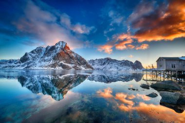 Norveç 'te güzel bir gün doğumu - lofotens
