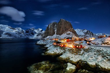 Norveç 'teki Hamnoy köyü kış mevsiminde gece karanlığında aydınlanır