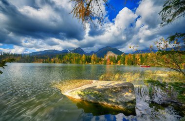 Slovakya Tatra dağlarında Strbskie Pleso 'nun sonbahar manzarası 