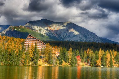 Slovakya Tatra dağlarında Strbskie Pleso 'nun sonbahar manzarası