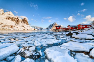 Norveç manzarası geleneksel kırmızı evlerle süsleniyor