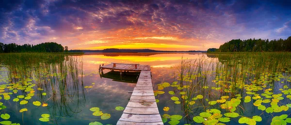 Gyönyörű nyári napkelte a tó felett - Panoráma — Stock Fotó