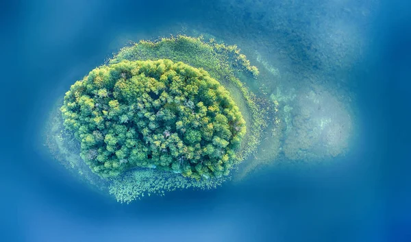 İnsansız hava aracından gelen hava manzarası - yalnız ada — Stok fotoğraf