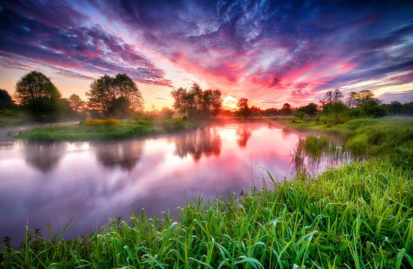 Piękny letni wschód słońca nad brzegiem rzeki — Zdjęcie stockowe