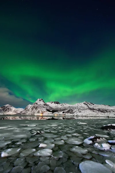 Aurora borealis Norvégia felett lofotens — Stock Fotó