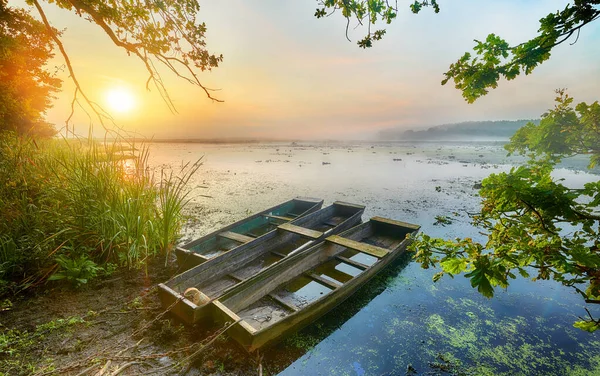 Hermosa mañana brumosa con viejos barcos de madera — Foto de Stock