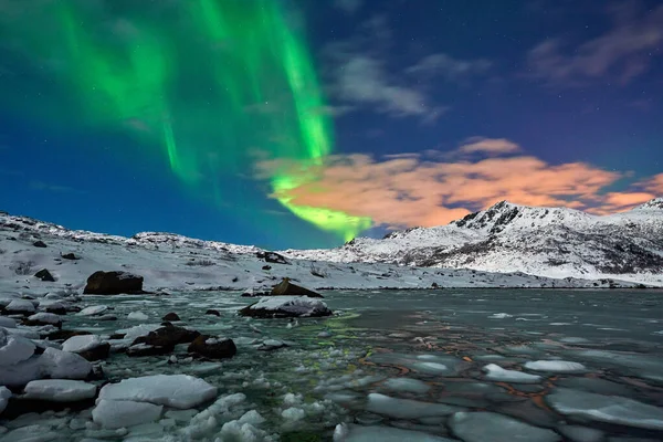 Aurora borealis boven Noorwegen lofotens — Stockfoto