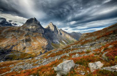 Norveç 'teki dağların güzel manzarası