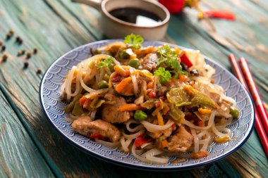 Sebzeli Çin eriştesi ve tavuk.