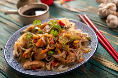 Sebzeli Çin eriştesi ve tavuk.