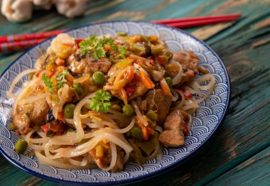 Sebzeli Çin eriştesi ve tavuk.