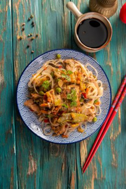 Sebzeli Çin eriştesi ve tavuk.