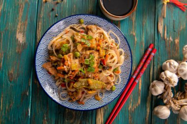 Sebzeli Çin eriştesi ve tavuk.