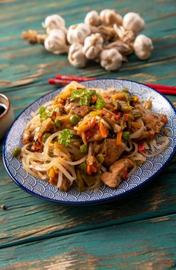 Sebzeli Çin eriştesi ve tavuk.