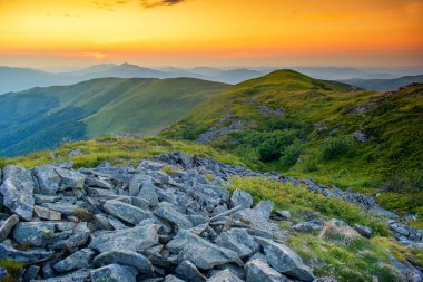 Güzel yaz günbatımı dağlarda