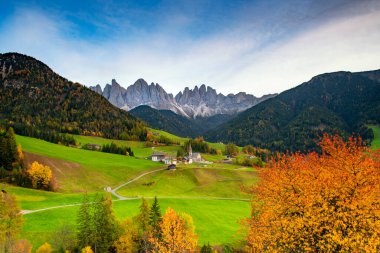 İtalyan dolomitlerinin güzel manzarası - Santa Maddalena
