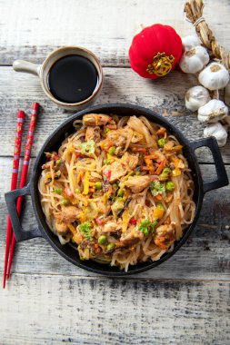 Sebzeli Çin eriştesi ve tavuk.