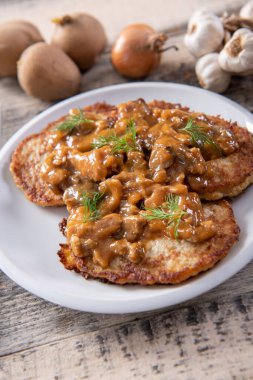 Et ve mantarlı ev yapımı patates krepleri.