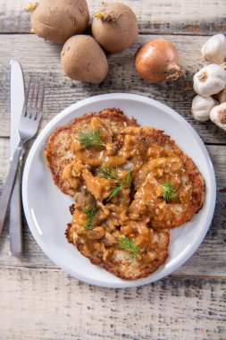 Et ve mantarlı ev yapımı patates krepleri.