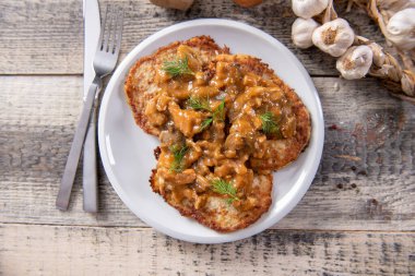 Et ve mantarlı ev yapımı patates krepleri.