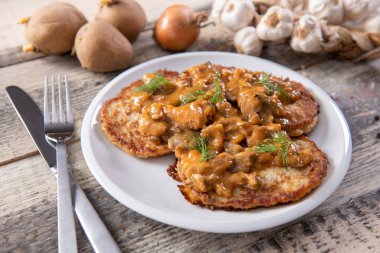 Et ve mantarlı ev yapımı patates krepleri.