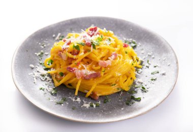 Lezzetli carbonara makarnası. Yakın çekim.