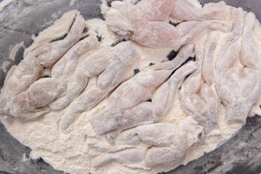 Kurbağa bacakları kızarmaya hazır.