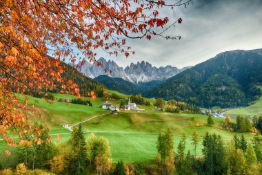 İtalyan dolomitlerinin güzel manzarası - Santa Maddalena