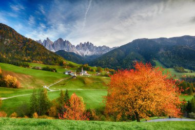İtalyan dolomitlerinin güzel manzarası - Santa Maddalena
