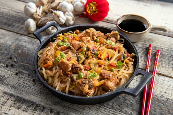 Chinese Noodles Vegetables Chicken — Stock Photo, Image